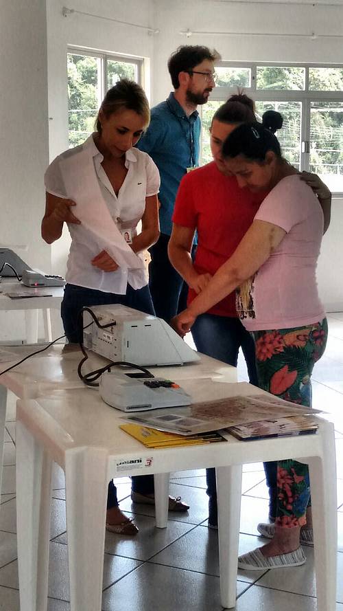 Aluna aprendendo a votar pela primeira vez.