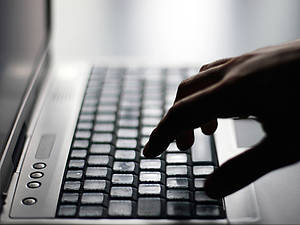 teclado de computador e mão