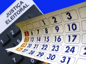 Imagem ilustrativa de calendário, com uma urna eletrônica atrás