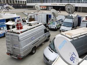 Foto de unidades móveis de emissoras de TV em frente à antiga sede do TSE, em Brasília