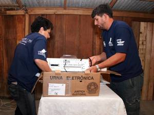 Foto de técnicos de urna em serviço