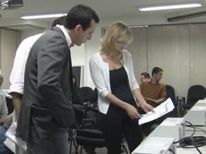 Imagem de audiência de verificação de nome e foto de urna realizada em 2010